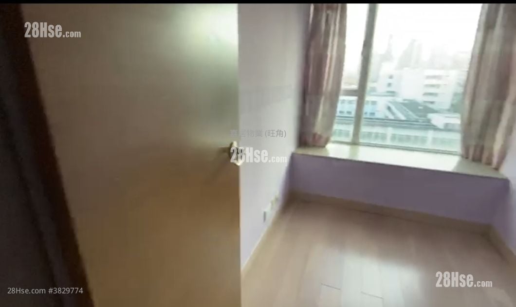 The Celebrity Sell 3 Bedrooms , 2 Bathrooms 568 ft²