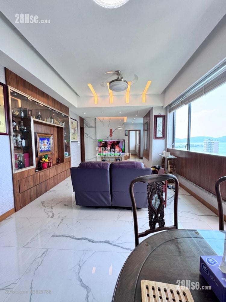 living room: Crown By The Sea Sell 4 Bedrooms , 4 Bathrooms 2,052 ft²
