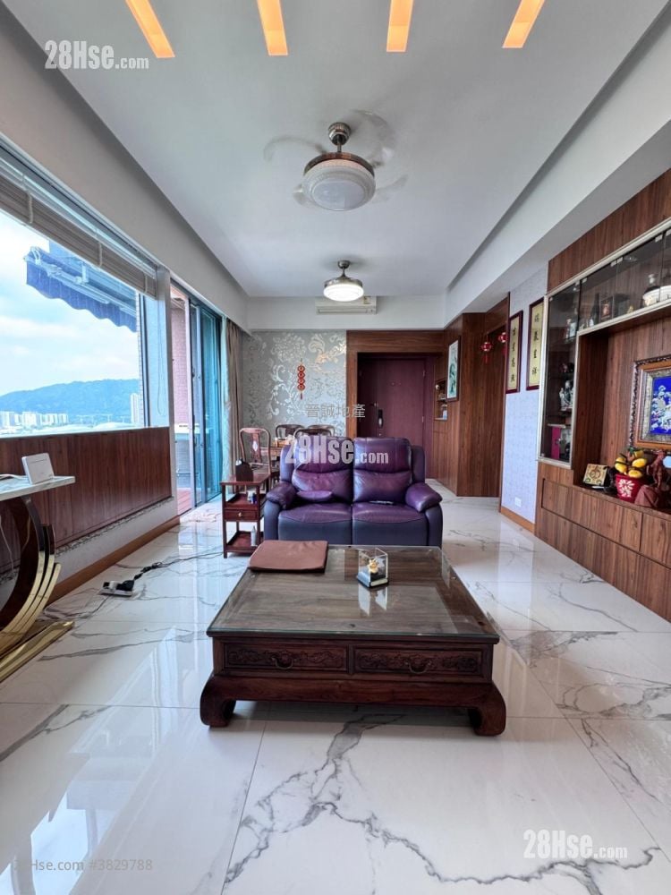 living room: Crown By The Sea Sell 4 Bedrooms , 4 Bathrooms 2,052 ft²