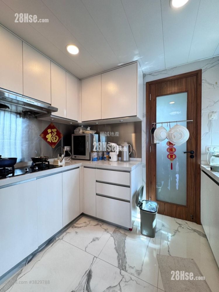 kitchen: Crown By The Sea Sell 4 Bedrooms , 4 Bathrooms 2,052 ft²