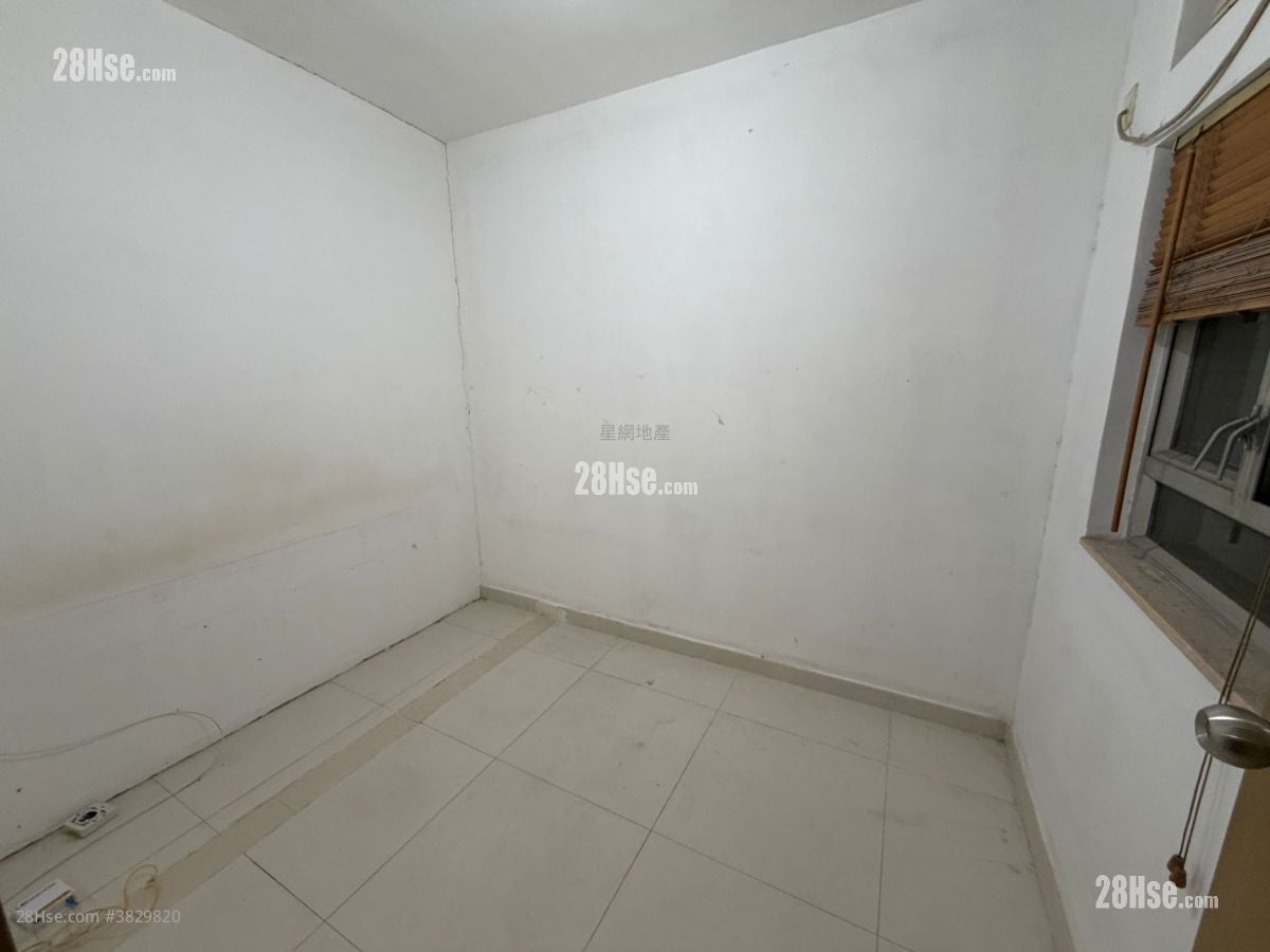 Ming Nga Court Sell 2 Bedrooms , 1 Bathroom 351 ft²