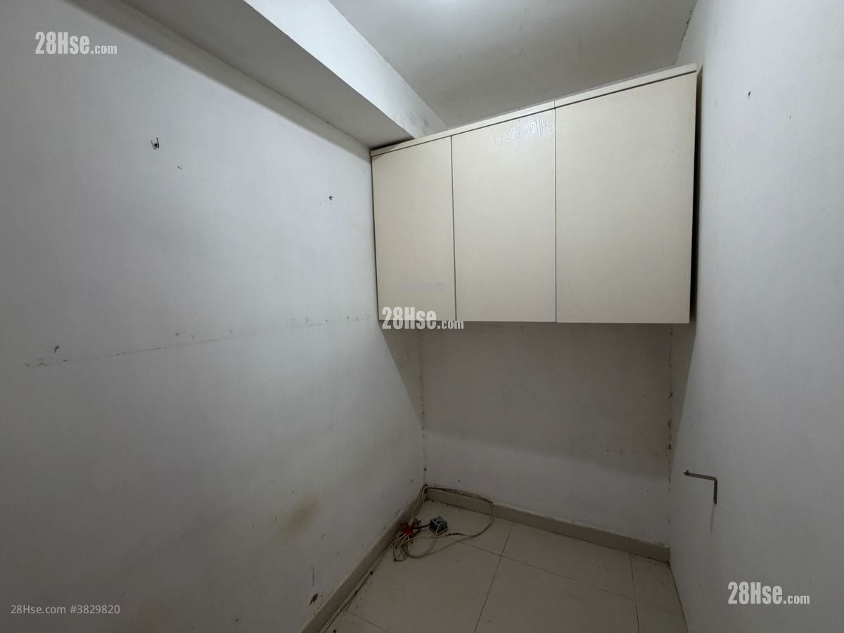 Ming Nga Court Sell 2 Bedrooms , 1 Bathroom 351 ft²