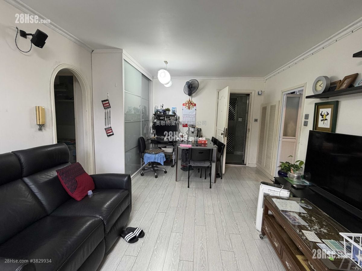 Hin Ming Court Sell 3 Bedrooms , 1 Bathroom 607 ft²