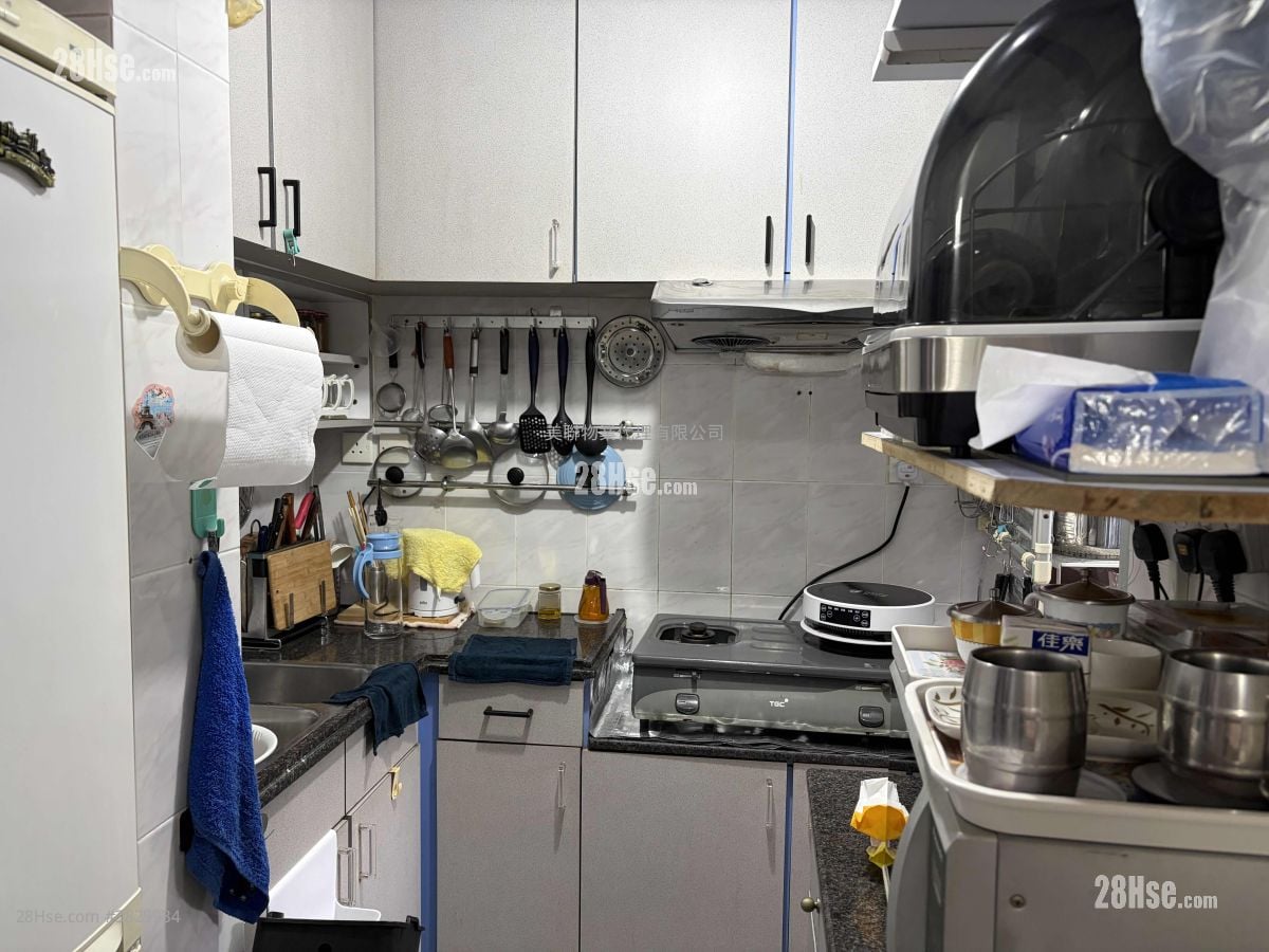 Hin Ming Court Sell 3 Bedrooms , 1 Bathroom 607 ft²