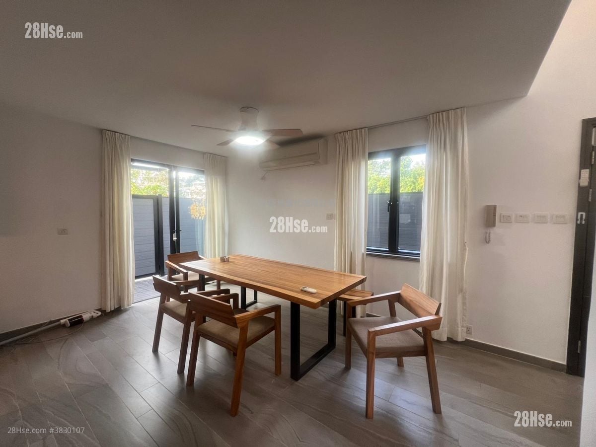 Village Rental 2,100 ft²