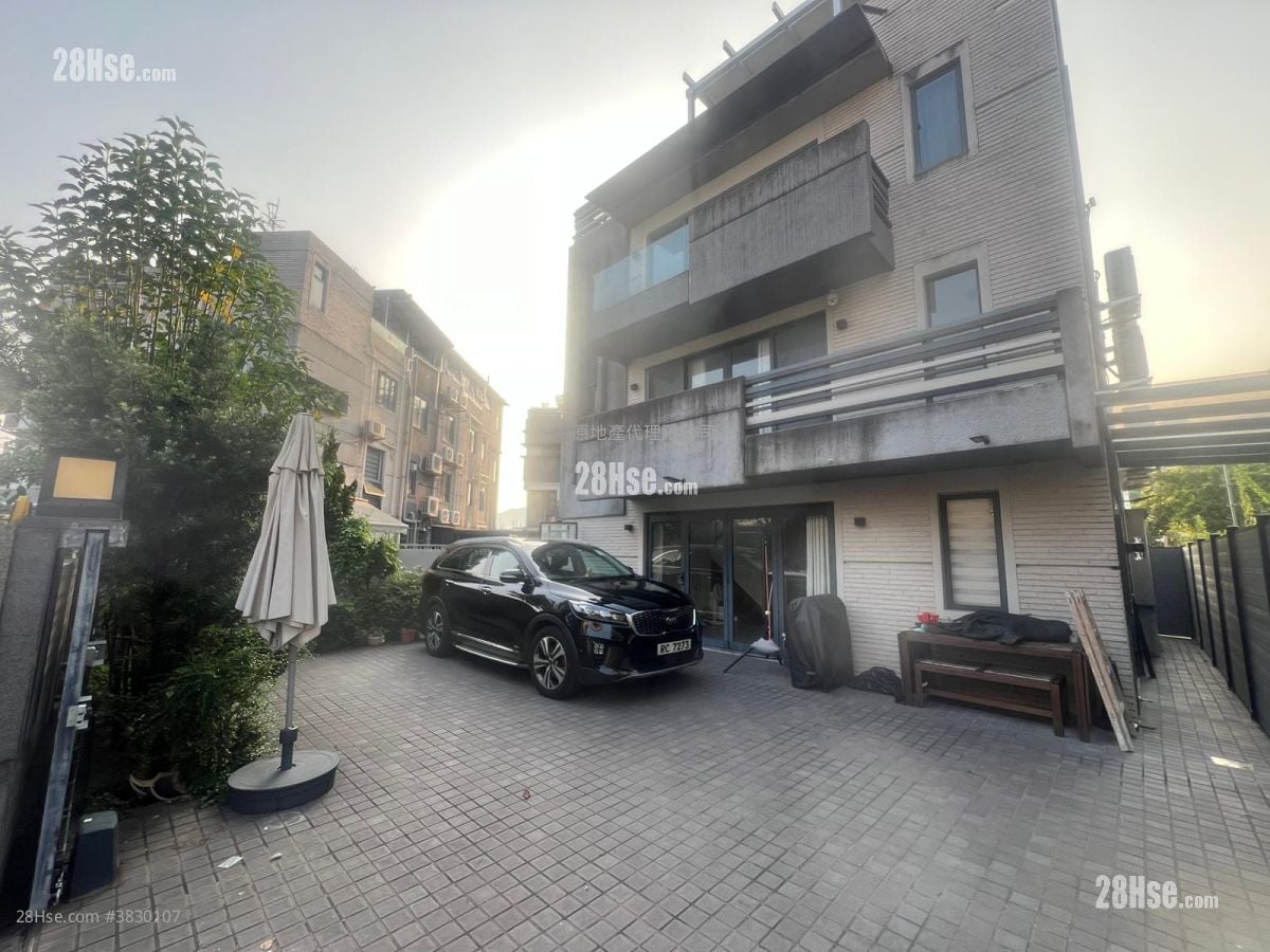 Village Rental 2,100 ft²