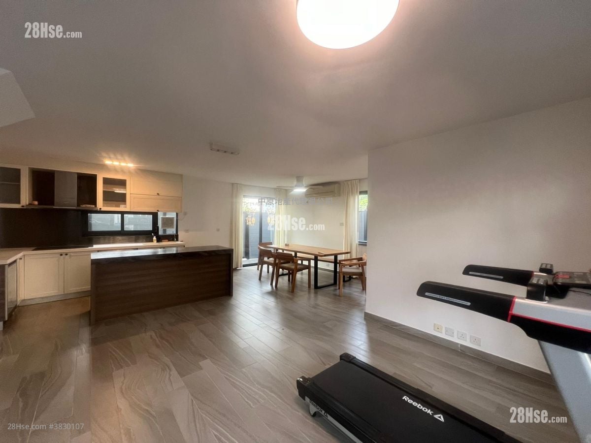 Village Rental 2,100 ft²