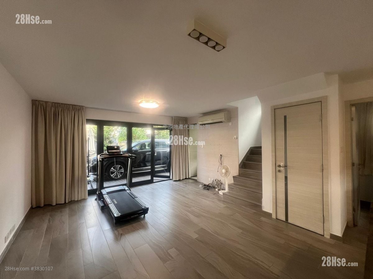 Village Rental 2,100 ft²