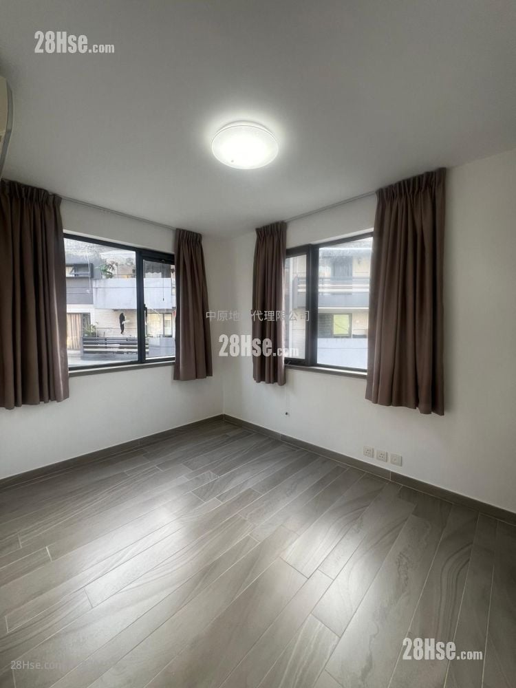 Village Rental 2,100 ft²