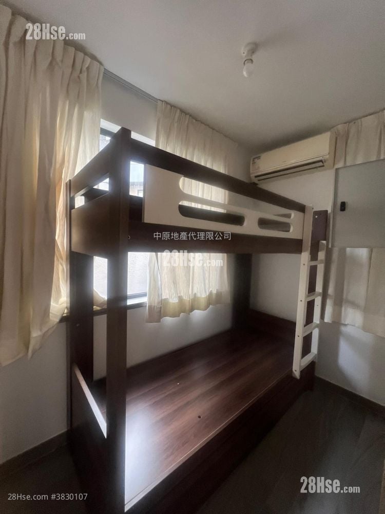 Village Rental 2,100 ft²