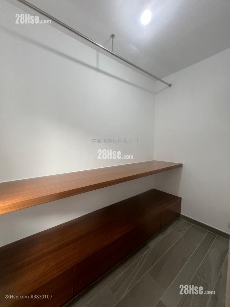 Village Rental 2,100 ft²