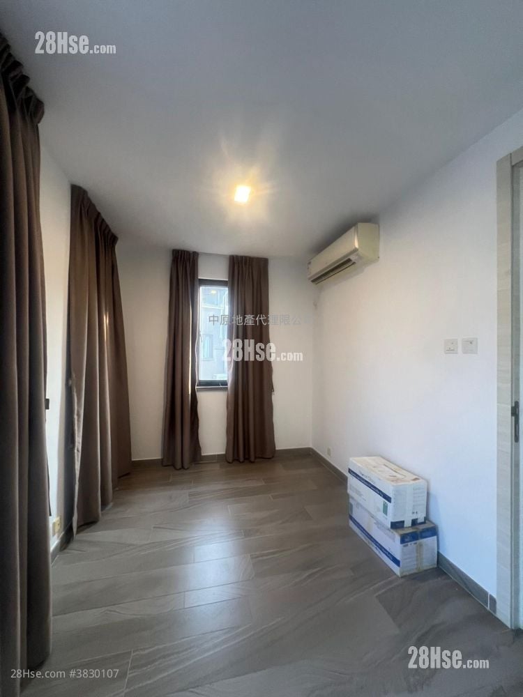 Village Rental 2,100 ft²