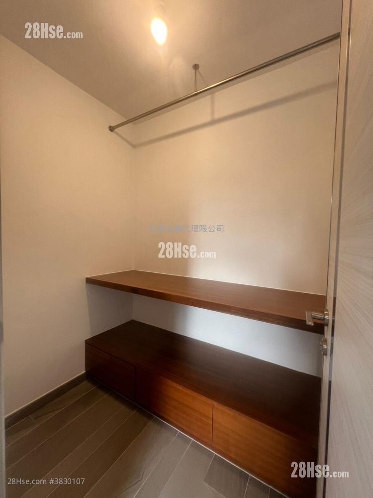 Village Rental 2,100 ft²