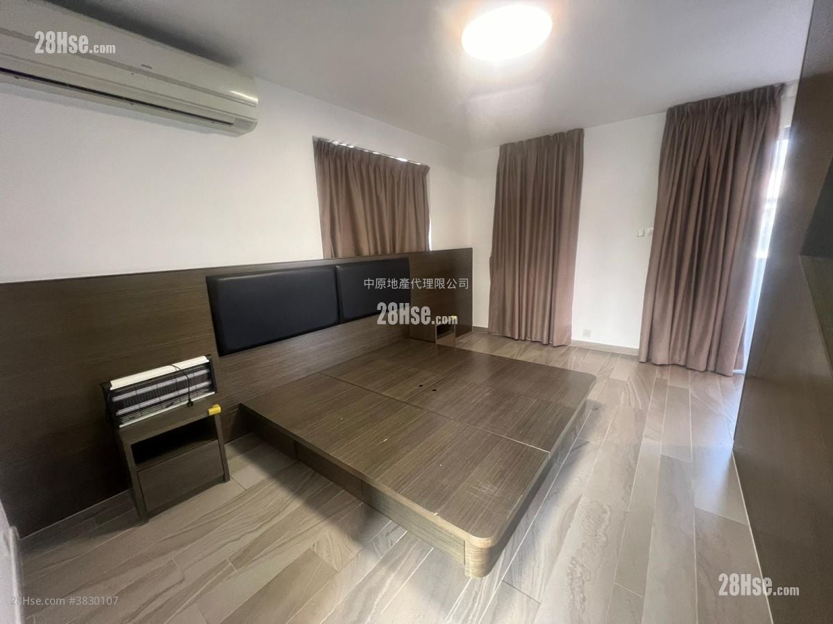 Village Rental 2,100 ft²