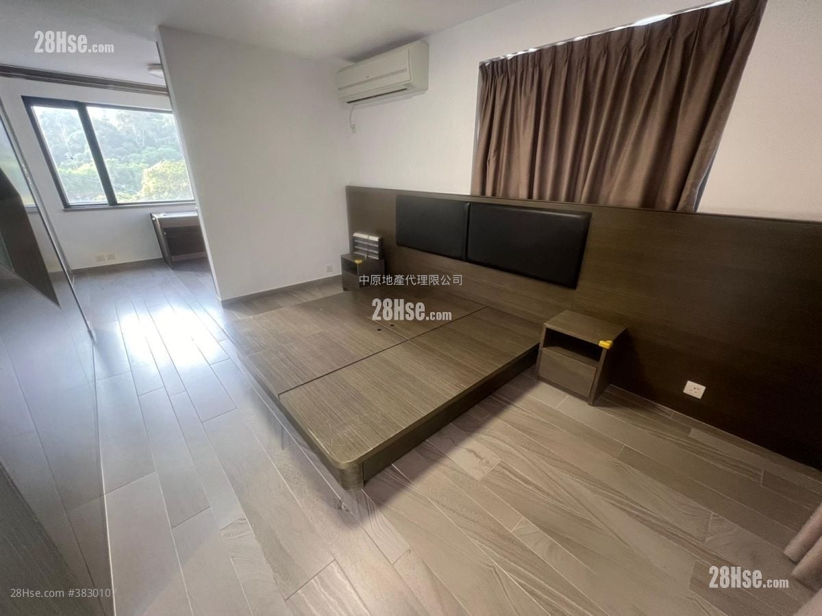 Village Rental 2,100 ft²