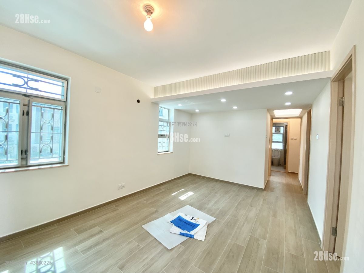 Village Sell 700 ft²