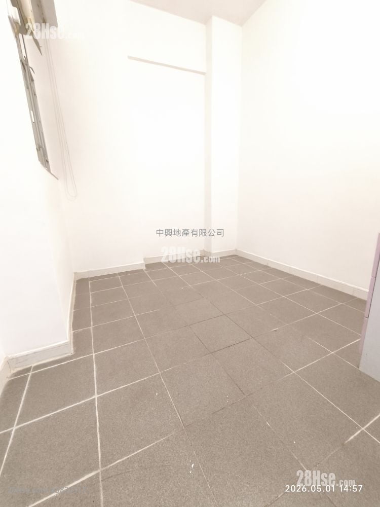 Garden Building Rental 2 Bedrooms , 1 Bathroom 429 ft²