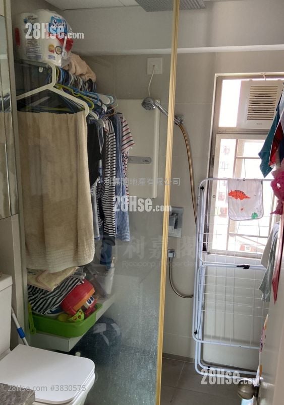 Hilary Court Sell 3 Bedrooms , 2 Bathrooms 659 ft²