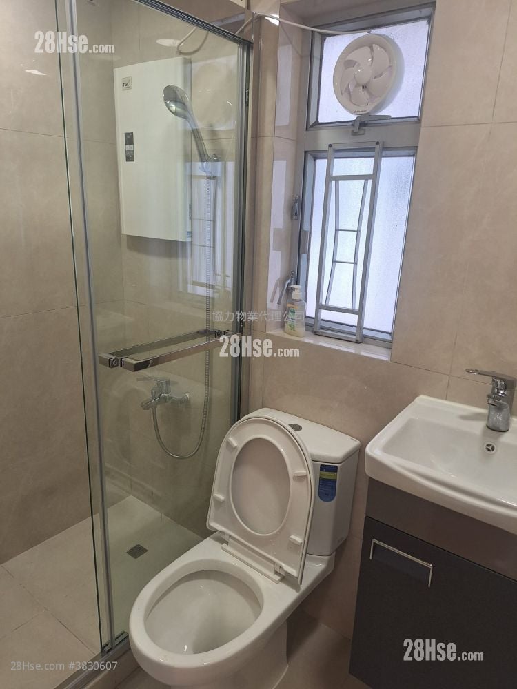 Welland Plaza Sell 2 Bedrooms , 2 Bathrooms 348 ft²