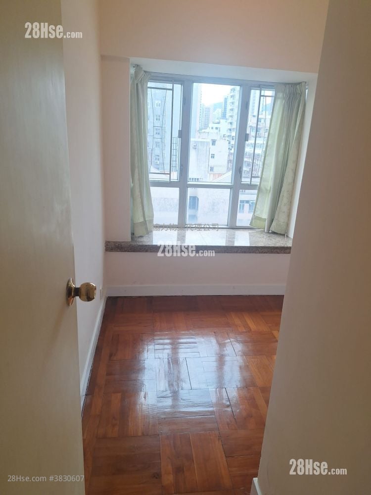 Welland Plaza Sell 2 Bedrooms , 2 Bathrooms 348 ft²
