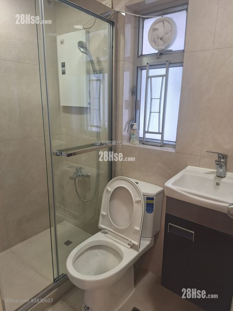 Welland Plaza Sell 2 Bedrooms , 2 Bathrooms 348 ft²