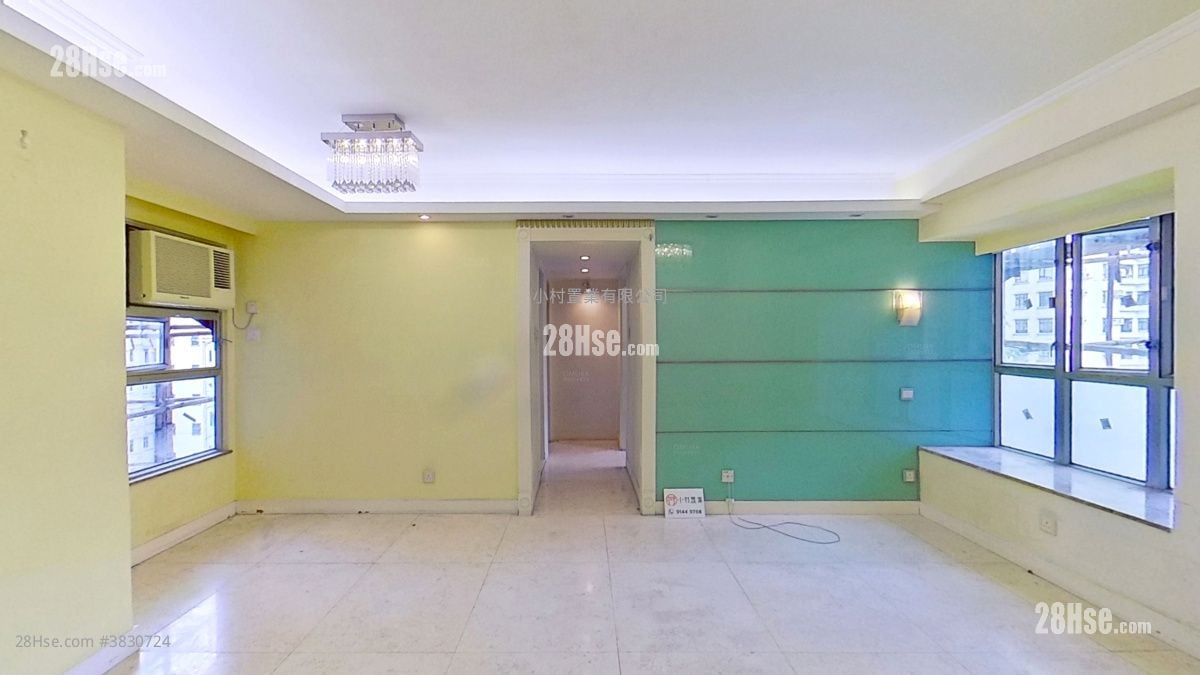 living room: Malibu Garden Sell 3 Bedrooms , 2 Bathrooms 596 ft²