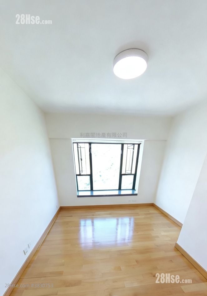 Royal Ascot Sell 3 Bedrooms , 2 Bathrooms 974 ft²