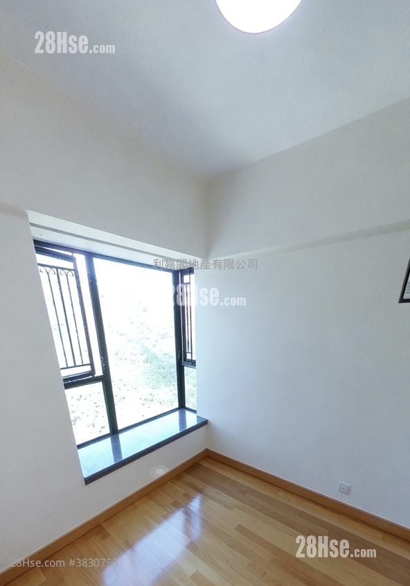 Royal Ascot Sell 3 Bedrooms , 2 Bathrooms 974 ft²