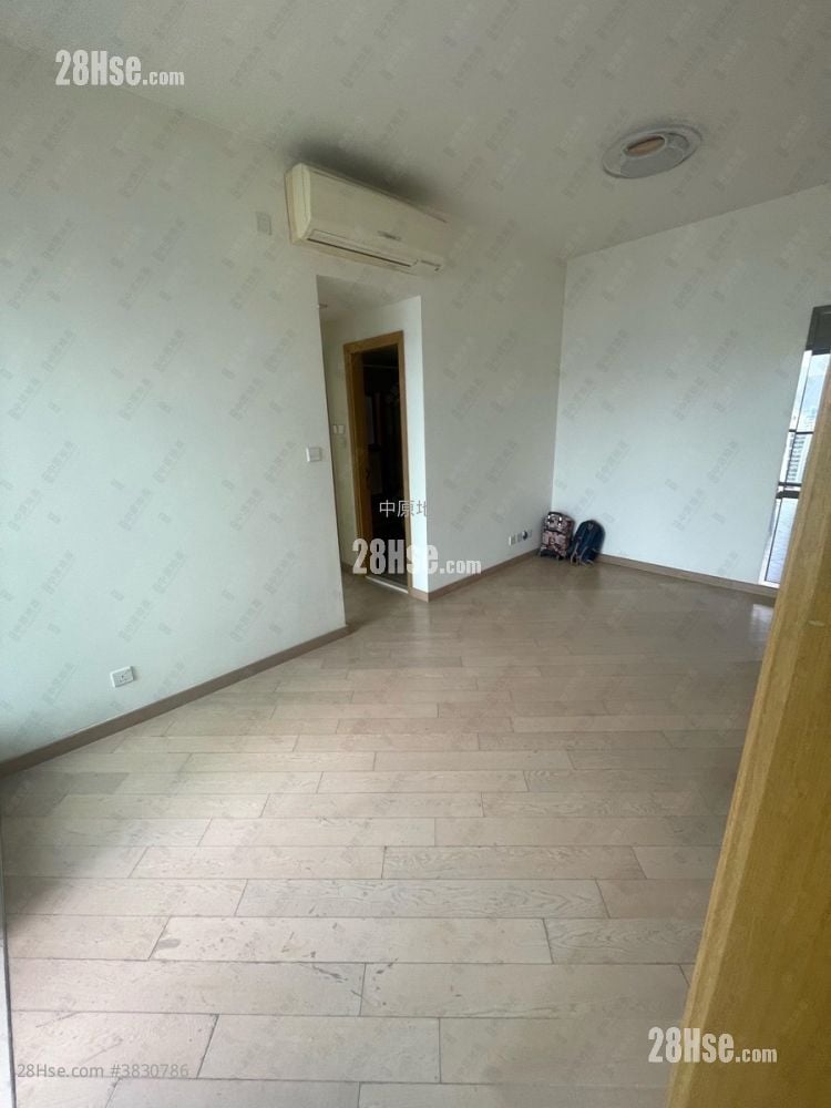 living room: Century Gateway Sell 2 Bedrooms 474 ft²