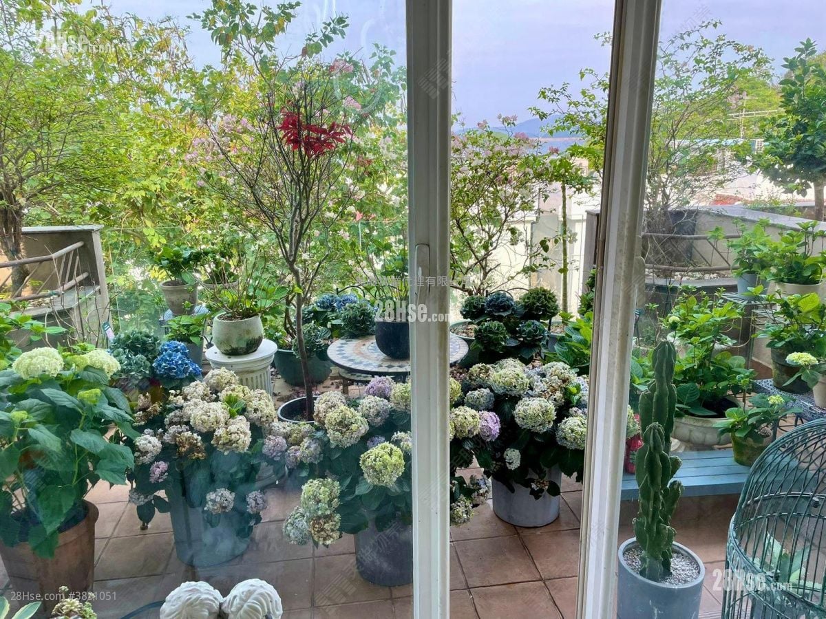 The Beverly Hills Sell 4 Bedrooms , 3 Bathrooms 2,475 ft²