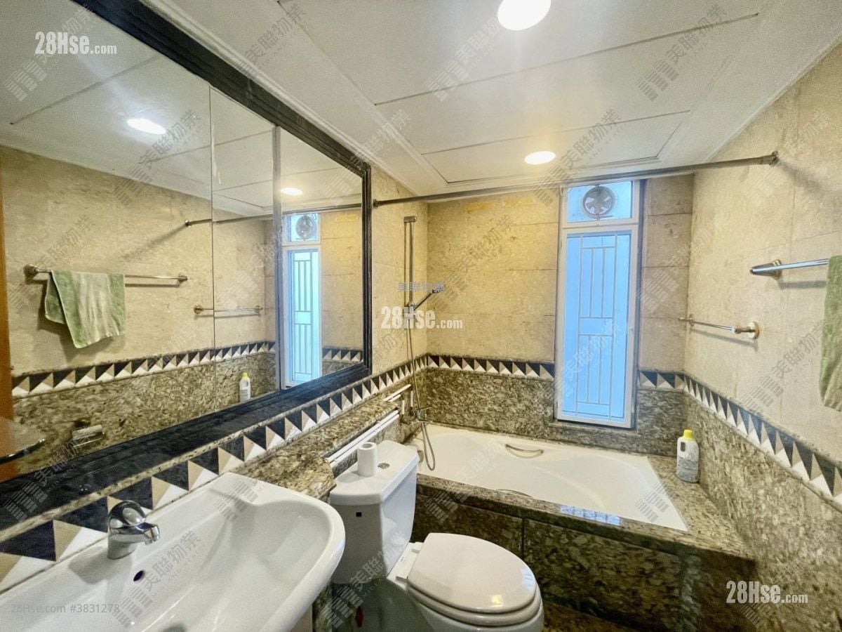 Hillview Court Sell 4 Bedrooms , 3 Bathrooms 1,338 ft²