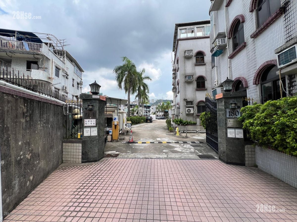 Village Rental 3 Bedrooms , 2 Bathrooms 780 ft²