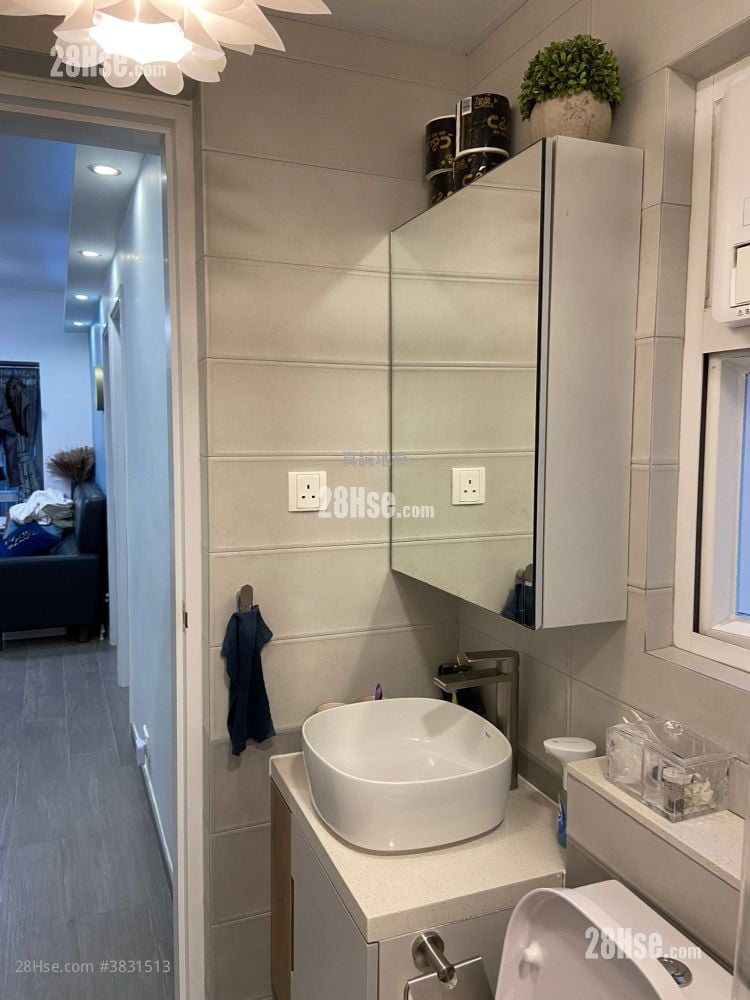 Maxluck Court Sell 2 Bedrooms , 2 Bathrooms 395 ft²