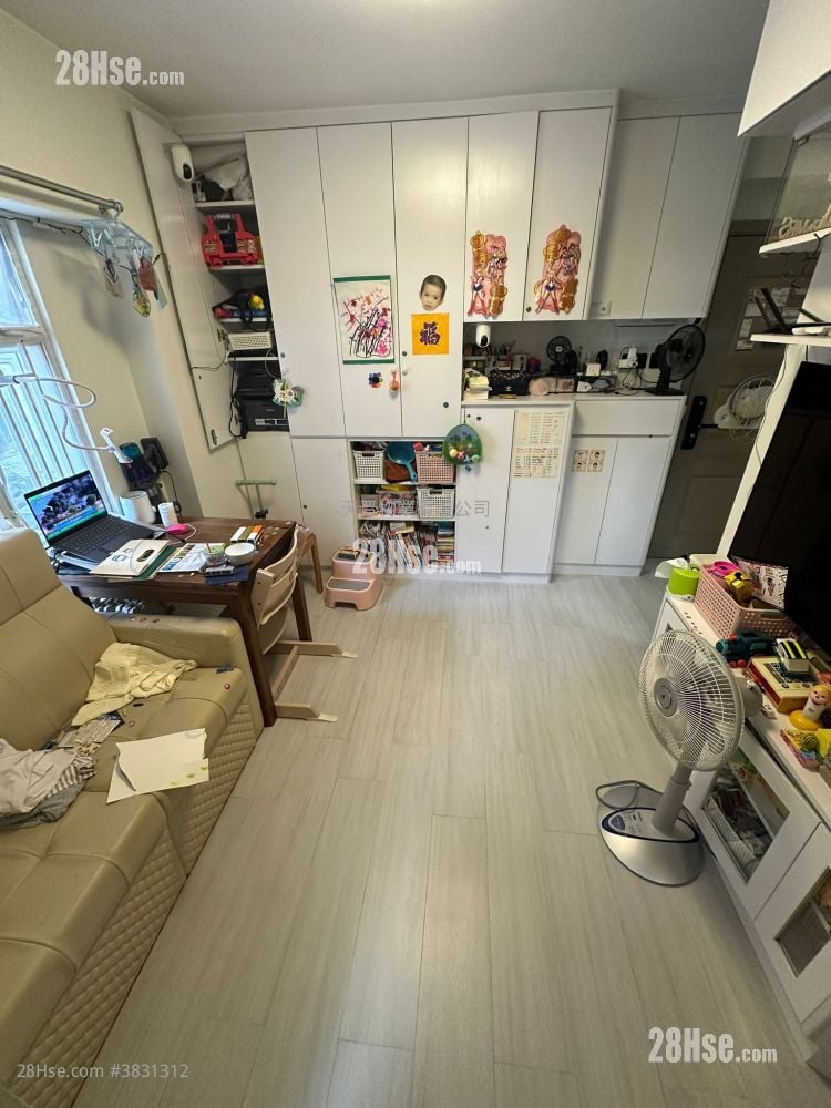 Sun Shing Centre Sell 2 Bedrooms , 1 Bathroom 287 ft²