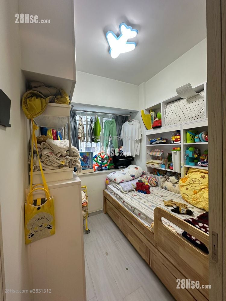 Sun Shing Centre Sell 2 Bedrooms , 1 Bathroom 287 ft²
