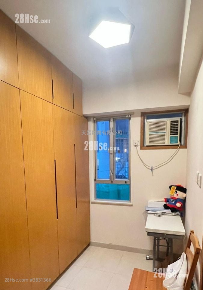 Honour Court Sell 2 Bedrooms , 1 Bathroom
