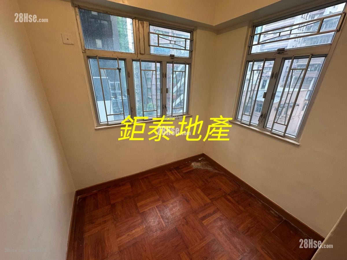 Tak Bo Building Sell 2 Bedrooms , 1 Bathroom 407 ft²