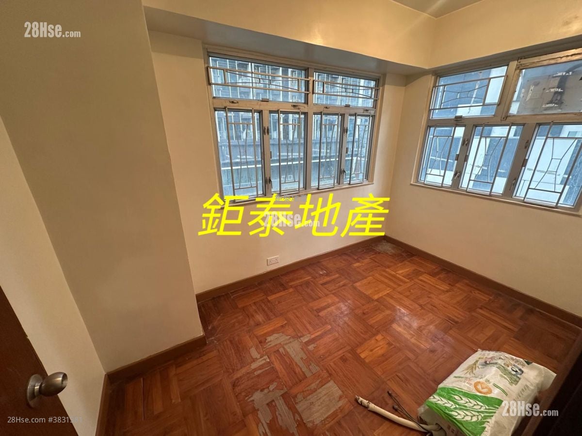 Tak Bo Building Sell 2 Bedrooms , 1 Bathroom 407 ft²
