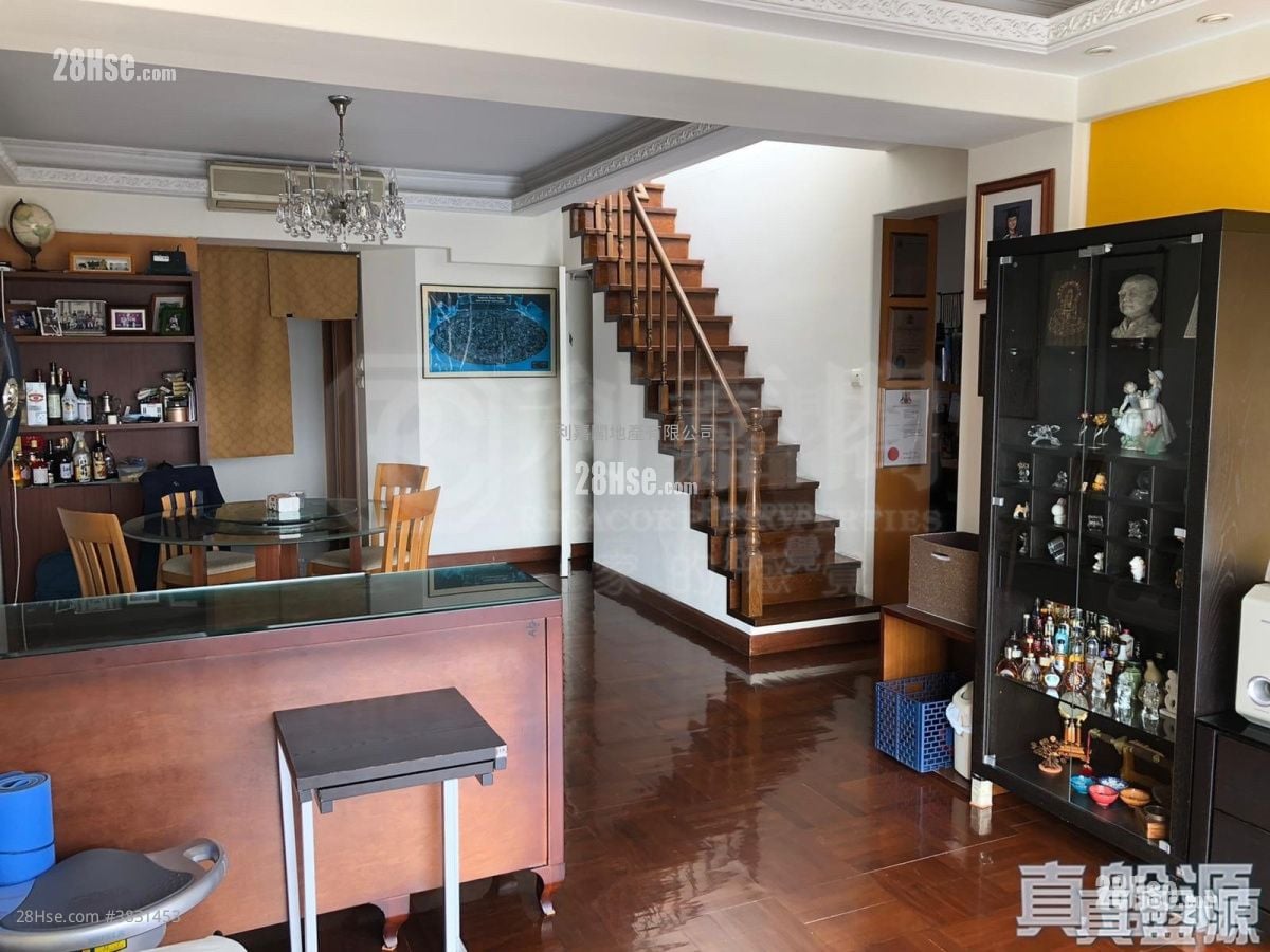 Beverley Heights Sell 2 Bedrooms , 2 Bathrooms 1,058 ft²
