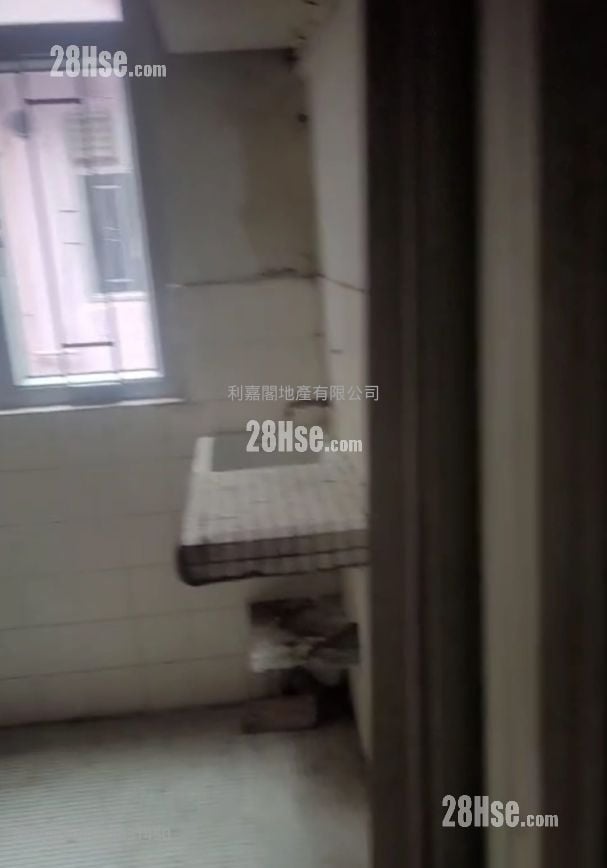 Tak Yan House Sell 3 Bedrooms , 1 Bathroom 374 ft²
