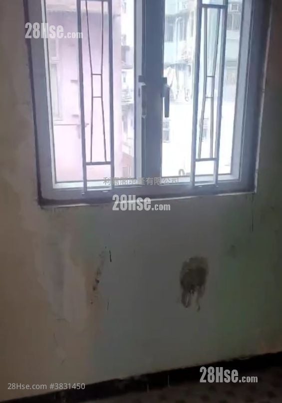 Tak Yan House Sell 3 Bedrooms , 1 Bathroom 374 ft²