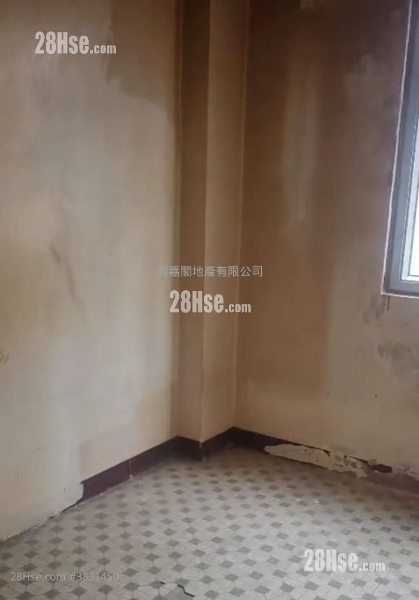 Tak Yan House Sell 3 Bedrooms , 1 Bathroom 374 ft²