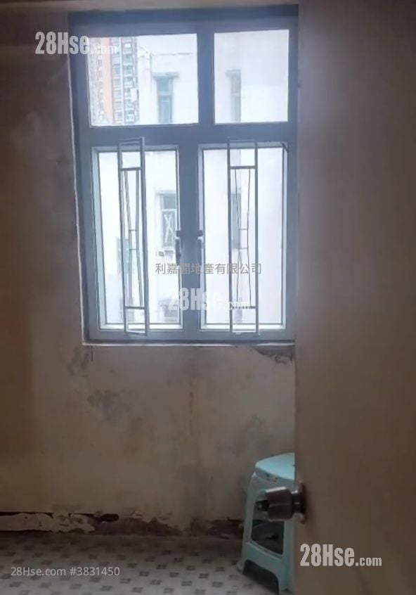 Tak Yan House Sell 3 Bedrooms , 1 Bathroom 374 ft²