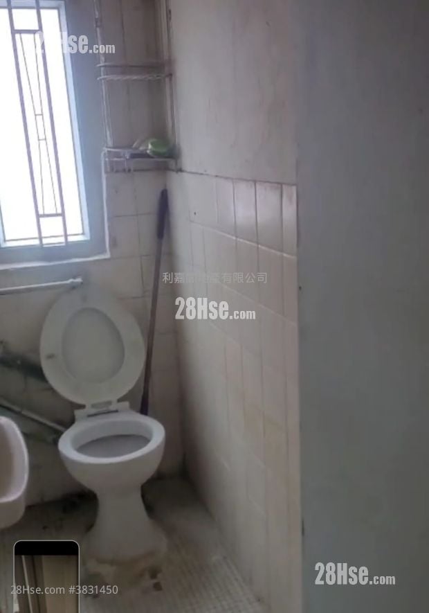 Tak Yan House Sell 3 Bedrooms , 1 Bathroom 374 ft²