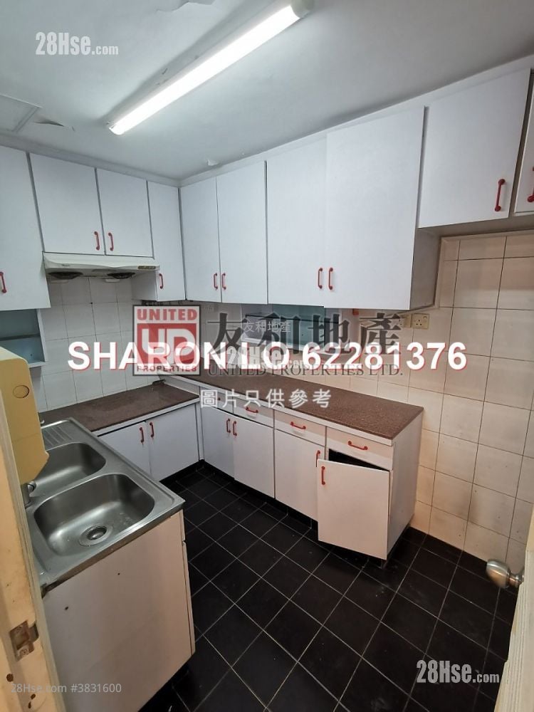 Kent Court Sell 3 Bedrooms , 2 Bathrooms 882 ft²