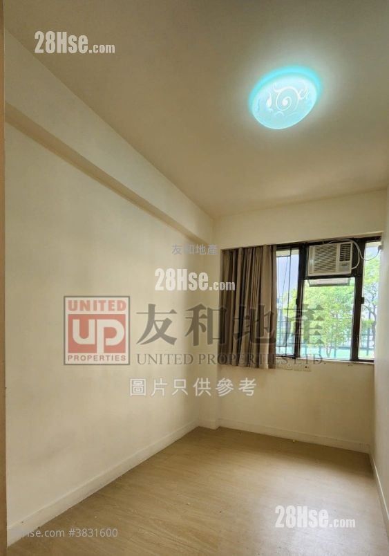 Kent Court Sell 3 Bedrooms , 2 Bathrooms 882 ft²