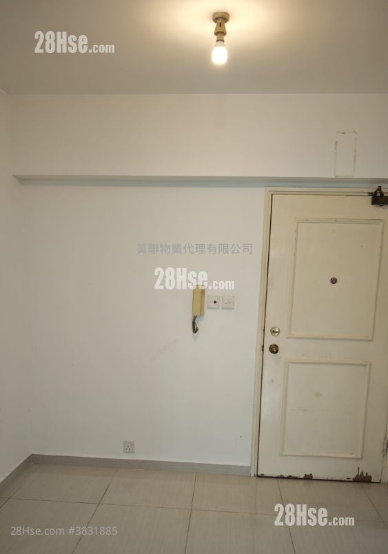 living room: Flora Plaza Sell 2 Bedrooms , 1 Bathroom 370 ft²
