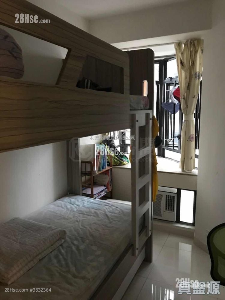 Kornhill Sell 3 Bedrooms , 2 Bathrooms 685 ft²