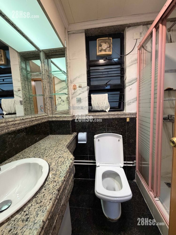 Nan Fung Plaza Rental 2 Bedrooms , 1 Bathroom 375 ft²