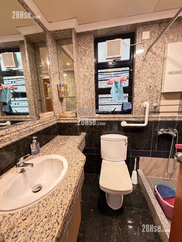 Nan Fung Plaza Rental 2 Bedrooms , 1 Bathroom 375 ft²